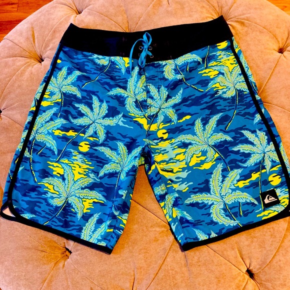 Like new QuickSilver board shorts - Picture 1 of 5